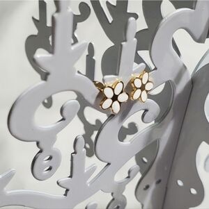 Stainless steel gold plated white flower earrings